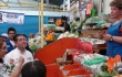 Pasó por cada local en el mercado, saludando a los comerciantes quienes la recibieron cordialmente.